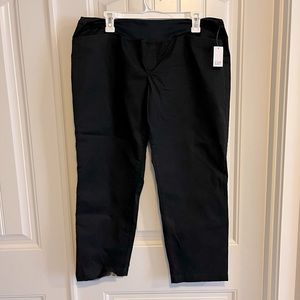 Gap Maternity Slim City Crop NWT